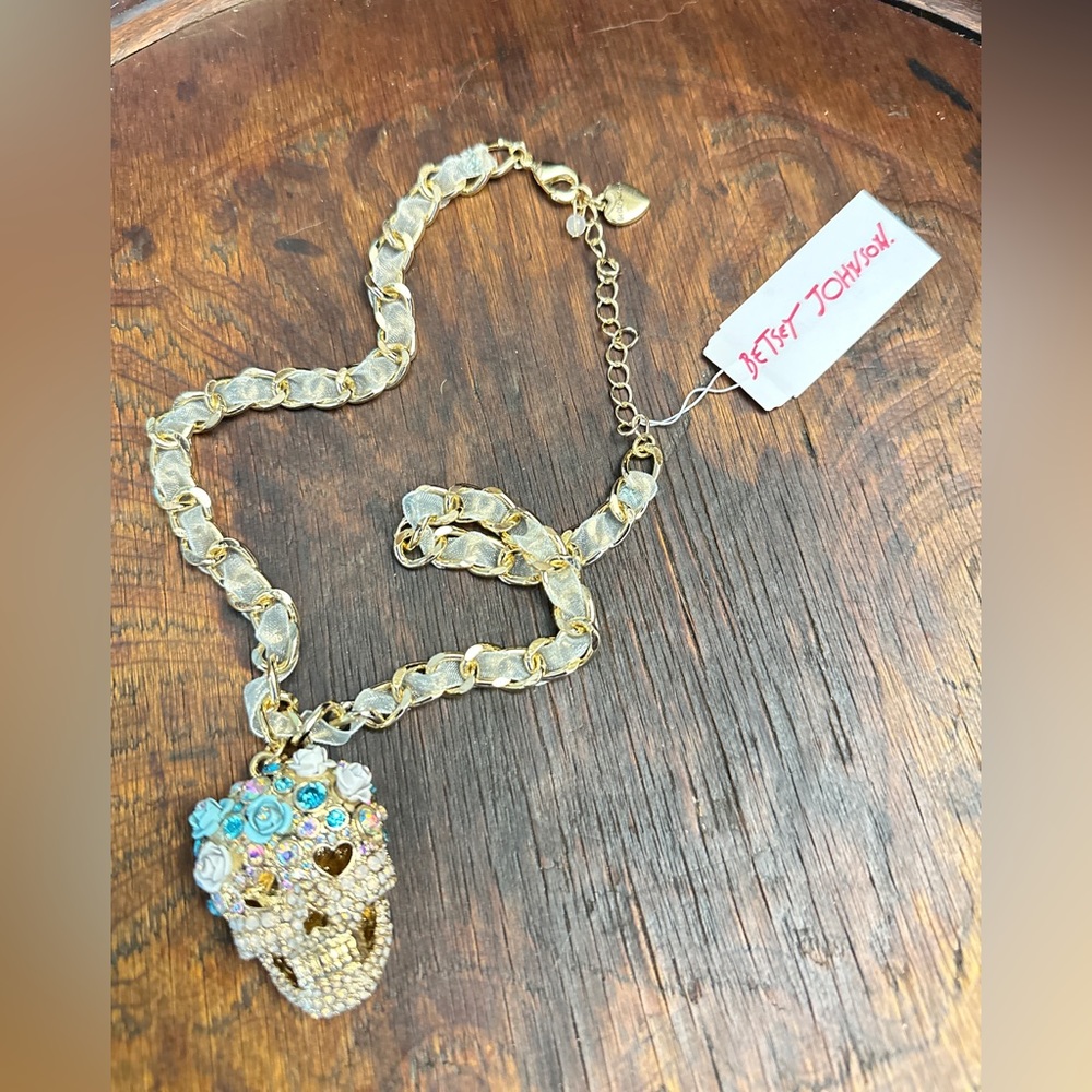 Betsey Johnson gold/white Ribbon Chain necklace. Crystal Sugar Skull Pendant - Picture 4 of 7